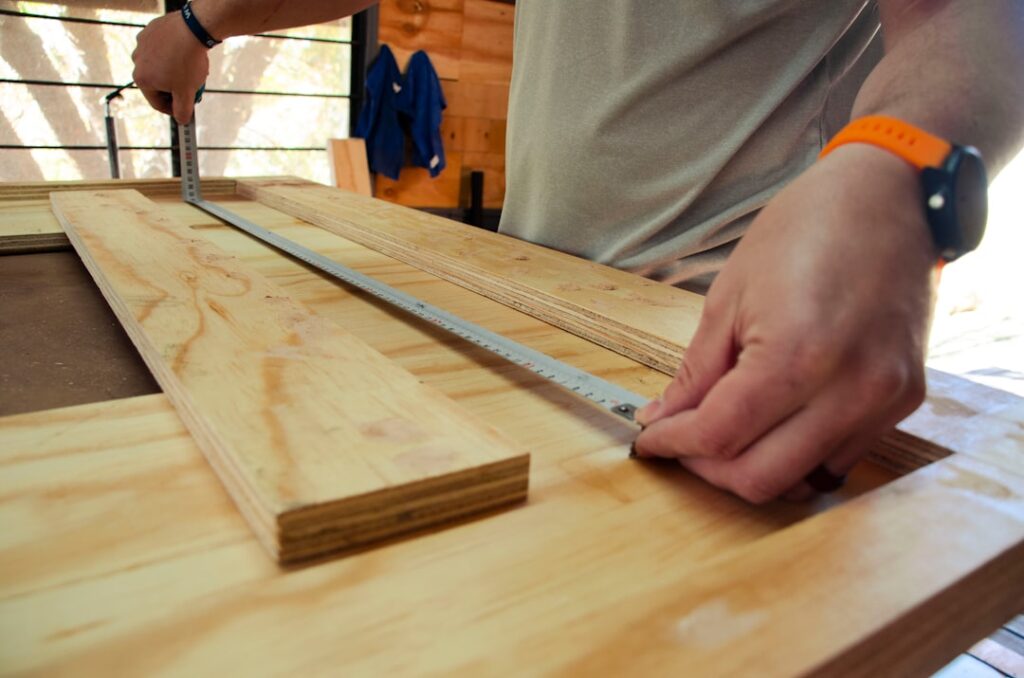 professionelle schreinerdienstleistungen für maßgeschneiderte holzmöbel, innenausbau und renovierungen. qualität und präzision für ihr zuhause.