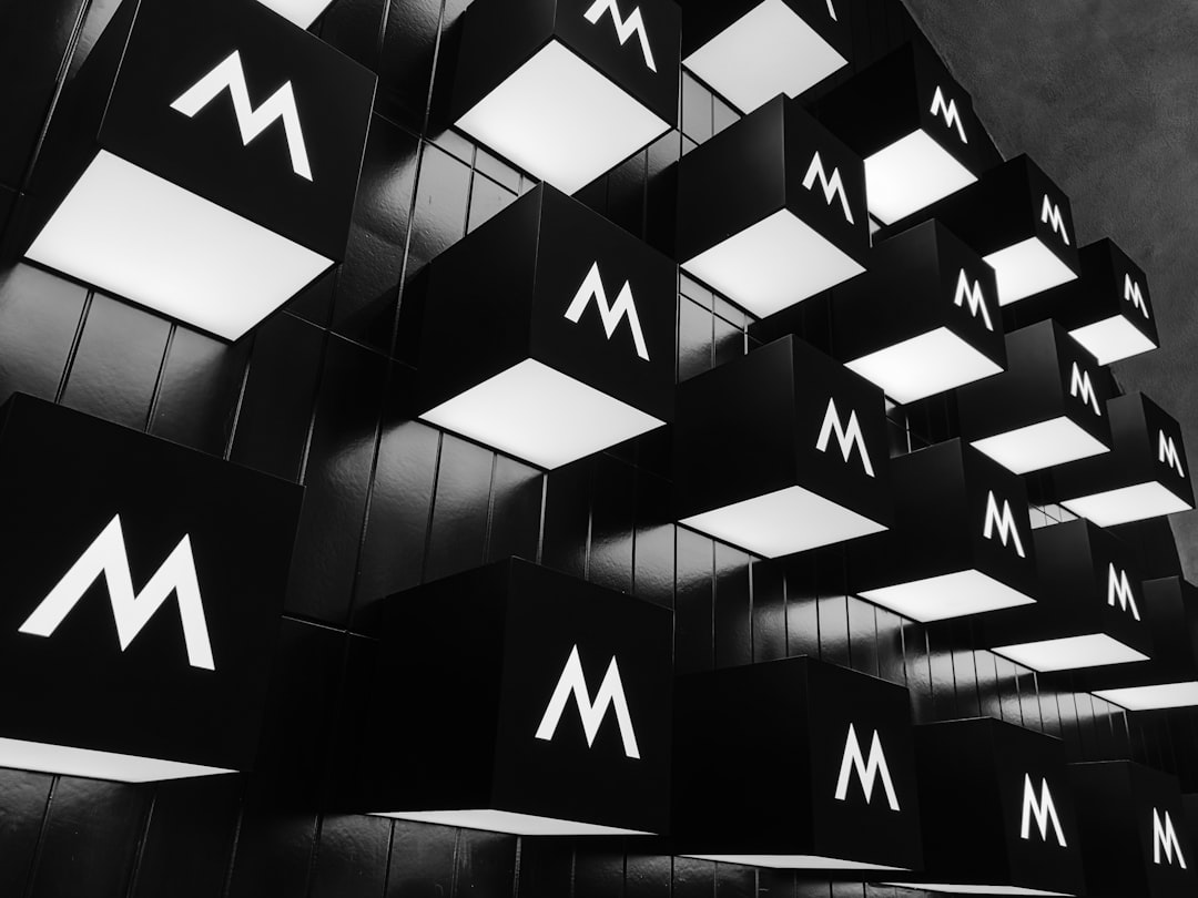 eine matrixorganisation ist eine organisationsstruktur, die funktions- und projektmanagement kombiniert, um flexibilität und effiziente ressourcennutzung zu gewährleisten.