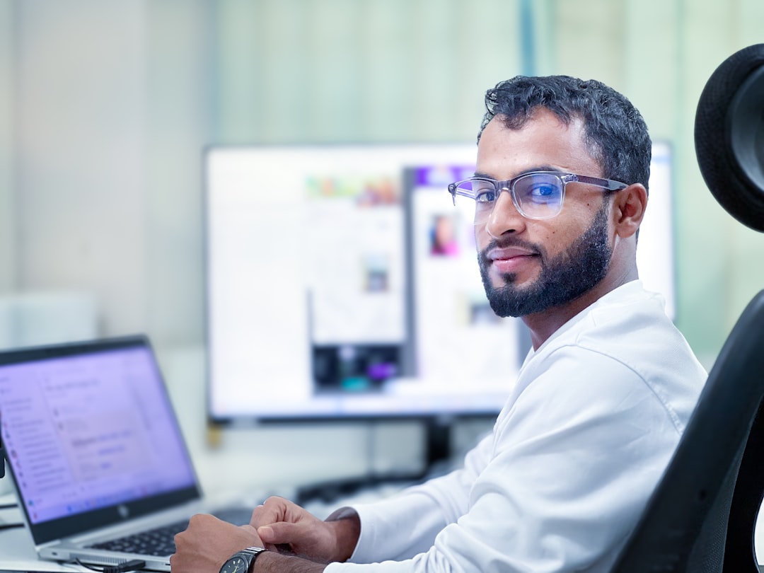 erfahren sie mehr über die rolle des operations managers, der verantwortlich ist für die optimierung von geschäftsprozessen, die koordination von teams und die steigerung der effizienz im unternehmen.