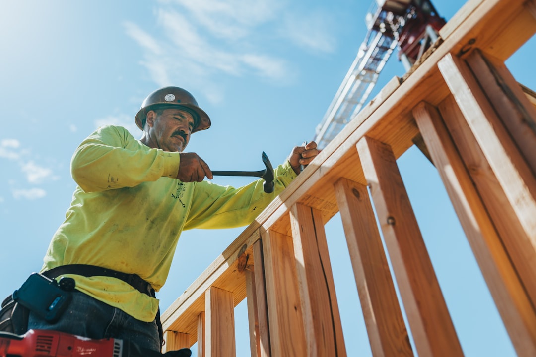 erfahren sie mehr über die vielseitigen fähigkeiten eines tischlers, der holz verarbeitet und maßgeschneiderte möbel sowie andere holzobjekte herstellt.