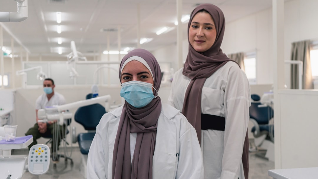 erfahrene zahnmedizinische fachangestellte unterstützen zahnärzte bei behandlungen, sorgen für patientenbetreuung und organisieren den praxisalltag effizient.